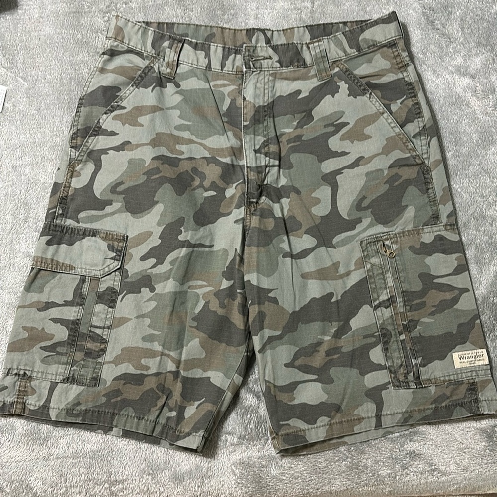 Wrangler Camo Cargo Shorts size 32